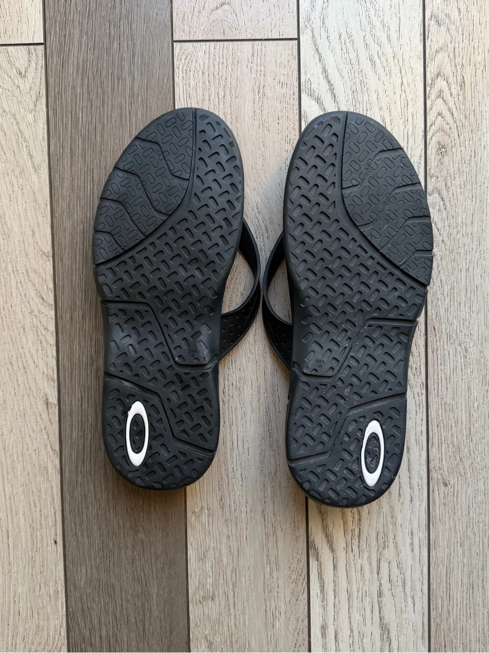 Oakley casual flip